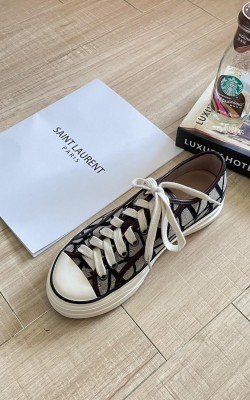 נעלי ולנטינו