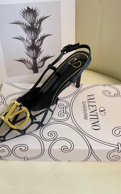 נעלי עקב ולנטינו