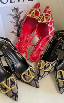 נעלי עקב ולנטינו