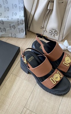 סנדלי עקב  ורסצ'ה