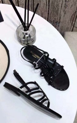 סנדלי איב סן לורן