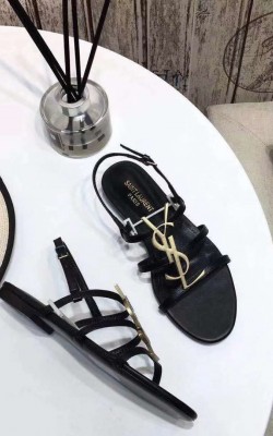 סנדלי איב סן לורן