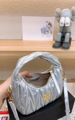 תיק מיו מיו במגוון צבעים