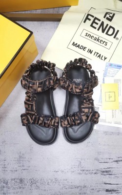 סנדלי פנדי מהממות 