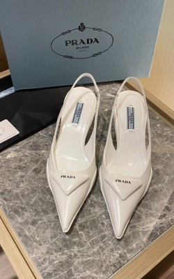 סנדלי פראדה