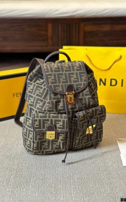 תיק גב פנדי