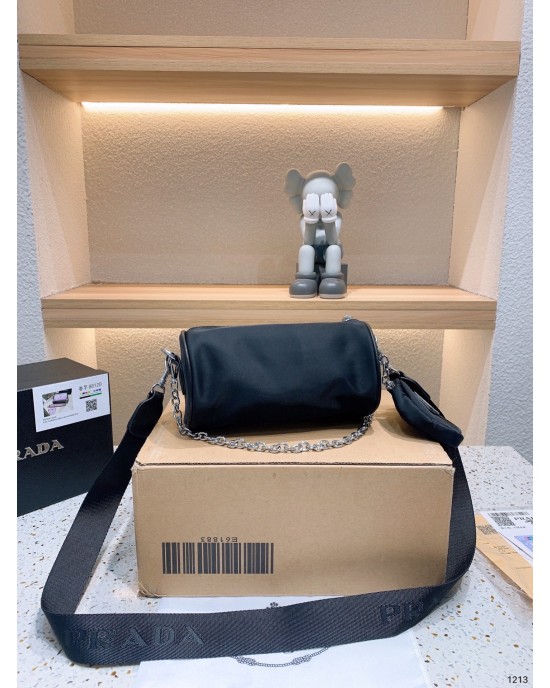 תיקי פראדה במלא צבעים