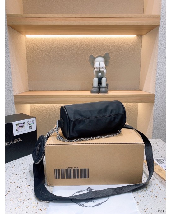 תיקי פראדה במלא צבעים