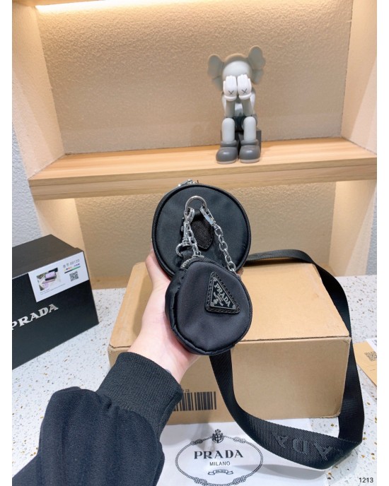 תיקי פראדה במלא צבעים