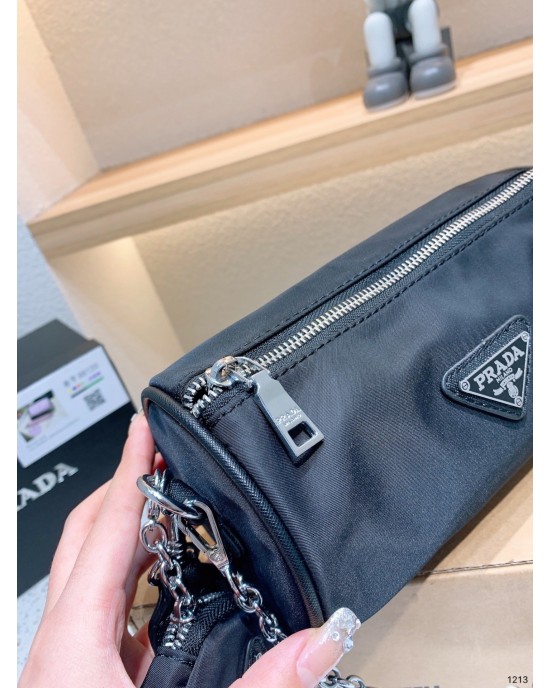 תיקי פראדה במלא צבעים