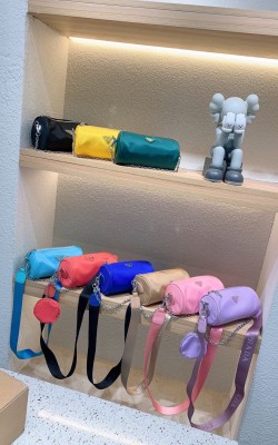 תיקי פראדה במלא צבעים