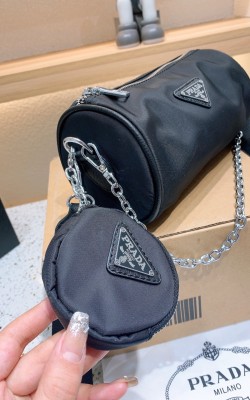 תיקי פראדה במלא צבעים