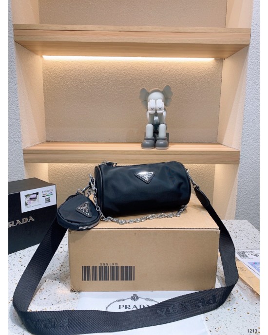 תיקי פראדה במלא צבעים