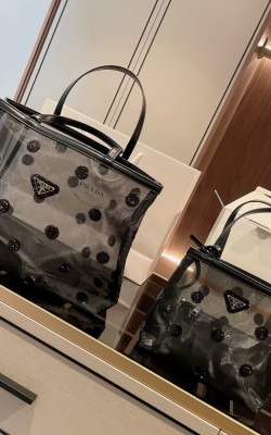 תיקי פראדה שתי גדלים ומלא צבעים