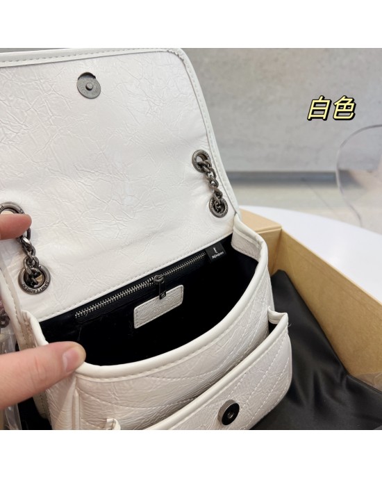 תיק פראדה בשתי צבעים