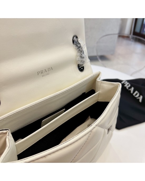 תיק פראדה בשתי צבעים