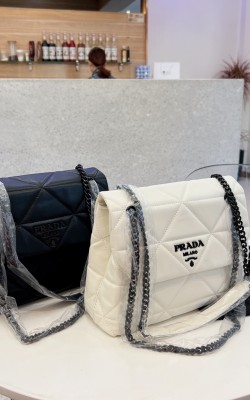 תיק פראדה בשתי צבעים