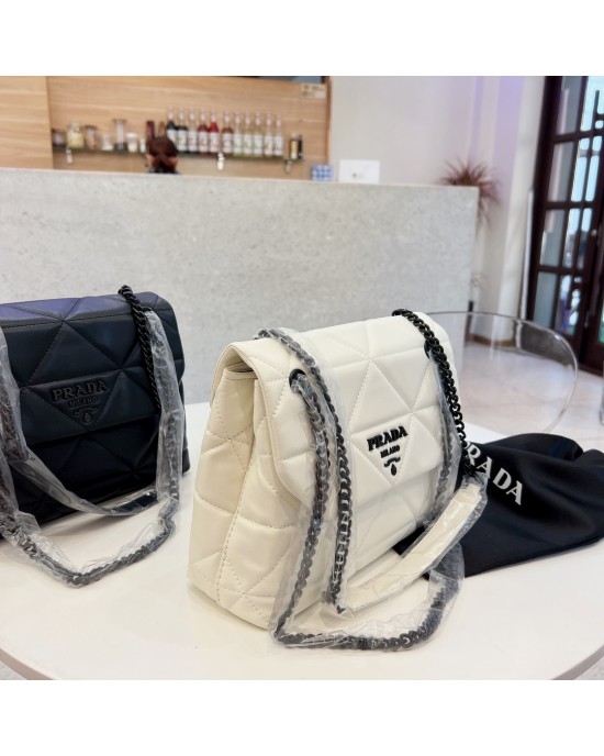 תיק פראדה בשתי צבעים