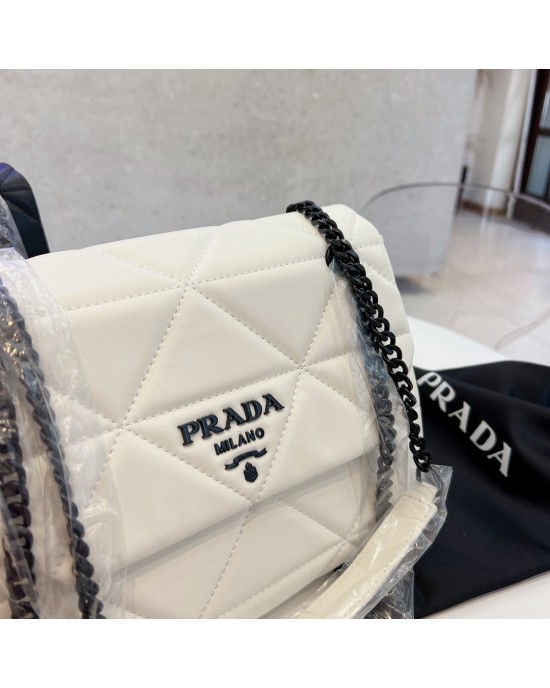 תיק פראדה בשתי צבעים