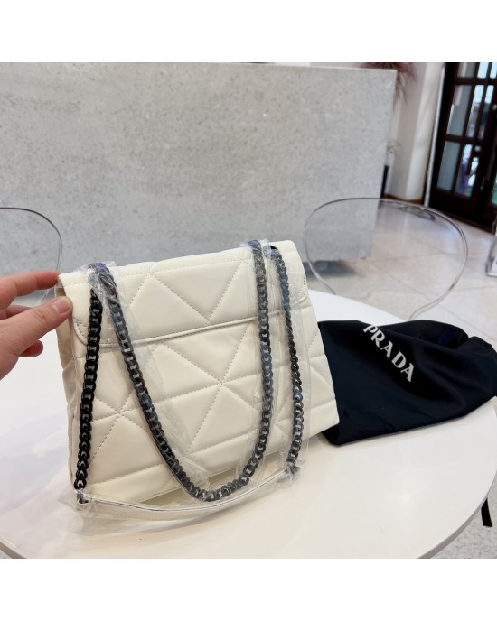 תיק פראדה בשתי צבעים