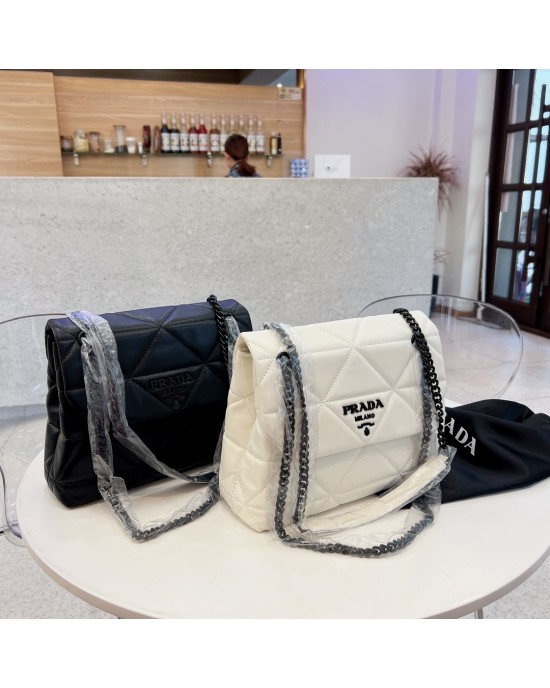 תיק פראדה בשתי צבעים