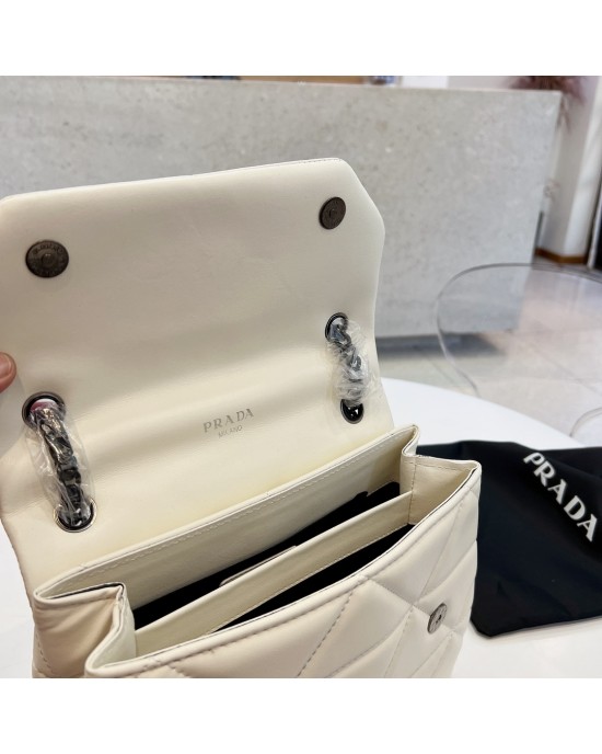 תיק פראדה בשתי צבעים