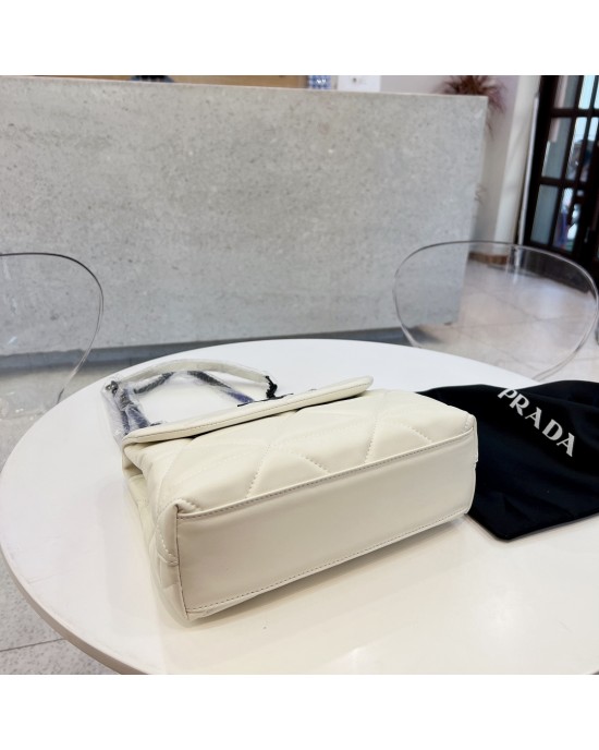 תיק פראדה בשתי צבעים