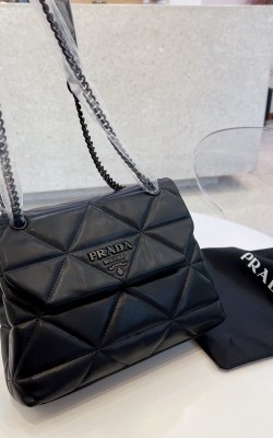 תיק פראדה בשתי צבעים