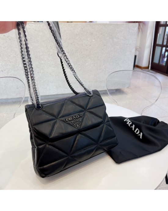 תיק פראדה בשתי צבעים